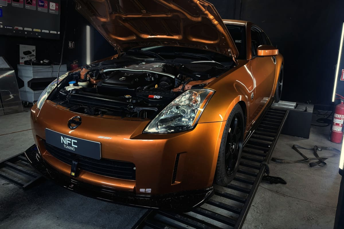 Nissan 350Z podignute haube na valjcima u radionici NFC Tuning, s NFC Tuning pločicom na prednjem braniku