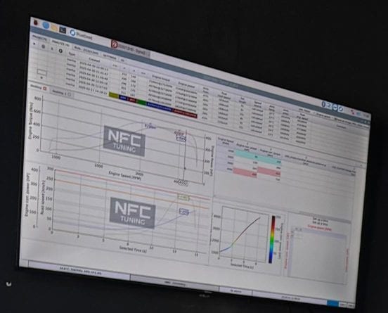 Zaslon dinamometra u radionici NFC Tuning s dvije krivulje snage i okretnog momenta označene logotipom NFC Tuning